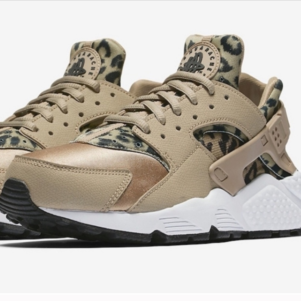 Women’s Nike Huarache size 6.5 ❤️🐾🐆💛